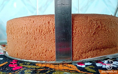 Даём бисквиту остыть в форме, после этого желательно дать бисквиту стабилизироваться, в течение несколько часов, можно даже убрать его в прохладное место на всю ночь.