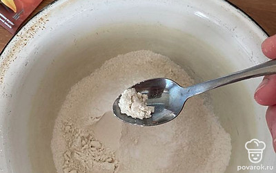 В емкости соединяем просеянную муку и пол чайной ложки соды (без горки), перемешиваем.