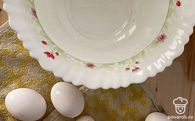 В другую (более глубокую миску) выбиваем холодные яйца (из холодильника).