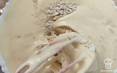 Убираем миксер и берём венчик, аккуратно всыпаем муку с содой и вымешиваем венчиком снизу вверх. Делать это нужно аккуратно и не спешить. 