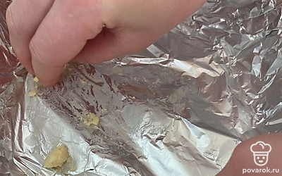 Форму смазываем сливочным маслом (можно не застилать фольгой, если покрытие формы в хорошем состоянии).