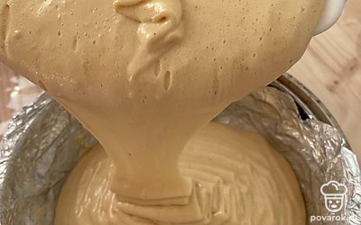 Выливаем тесто в предварительно разогретую до 175 градусов духовку.