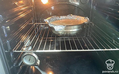 Выпекаем 35-40 минут, не открывая духовку. Спустя это время, проверяем готовность бисквита при помощи зубочистки.