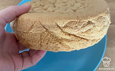 Достаём бисквит из духовки, даем остыть (в идеале 2 часа), достаём готовый бисквит.