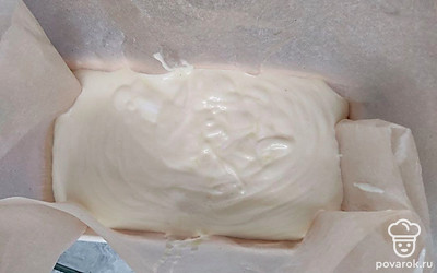 Застелите форму пергаментной бумагой, затем залейте получившееся тесто. Положите форму с тестом в форму побольше. Залейте во вторую форму 2 см горячей воды. Выпекайте бисквит 80 минут при температуре 150 градусов.