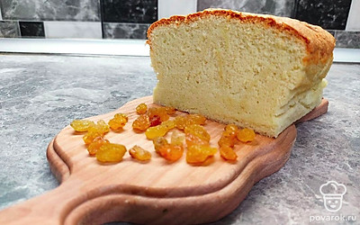 По истечении времени не открывайте духовку до остывания бисквита. Затем снимите его с противня, посыпьте сахарной пудрой, нарежьте порционными кусочками и подавайте бисквит к столу.