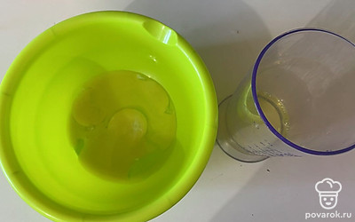 Яйца разделите на желтки и белки, поместите их в разные ёмкости. 