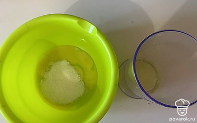 К желткам добавьте сахар, а к белкам щепотку соли. 