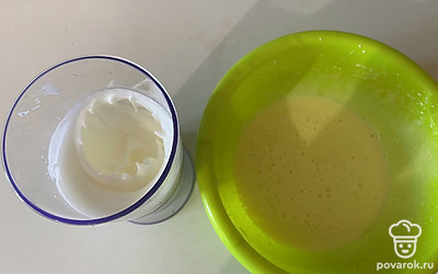 Белки взбейте до пышной пены, а желтки до растворения сахар. 