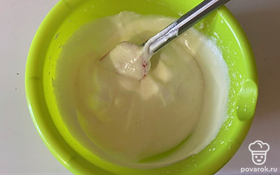 Белки переместите к желткам, аккуратно перемешайте до однородности с помощью силиконовой лопатки.