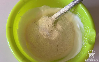 К взбитым яйца просейте муку и разрыхлитель. 