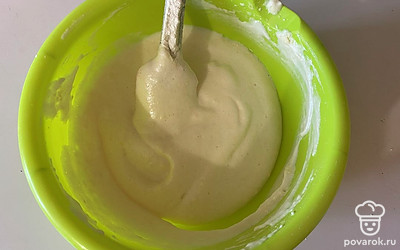 Также аккуратно перемешайте лопаткой до исчезновения комочков муки. 