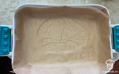 Форму для выпекания застелите пергаментной бумагой. 