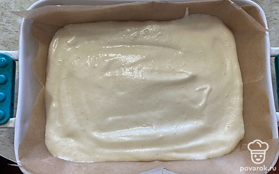 Вылейте тесто в форму, разровняйте поверхность теста лопаткой. 
