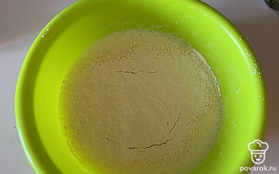 К взбитым яйцам просейте муку и разрыхлитель.