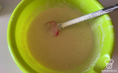 С помощью лопатки перемешайте до исчезновения комочков муки.