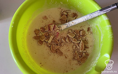 К тесту добавьте печенье.