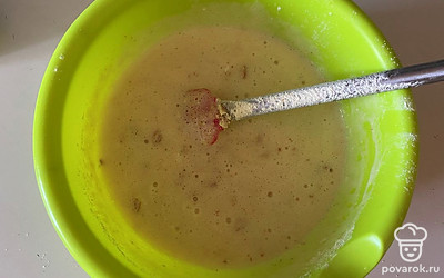 Аккуратно перемешайте, чтобы печенье равномерно распределилось по тесту.