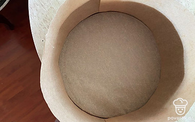 Форму застелите пергаментной бумагой.