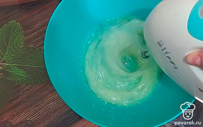 Начните взбивать белки. Когда начнет появляться пена, добавьте половину сахара. Взбивайте до пиков.