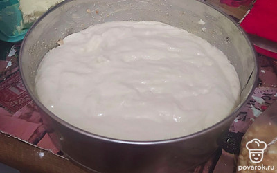 Переложите тесто в форму, немного постучите формой по столу, чтобы все было равномерно. Поставьте выпекаться при 180 °С на 45 минут. Ни в коем случае не открывайте духовку в течение получаса.