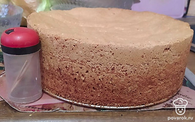 После приготовления оставьте бисквит остывать в духовке, затем заверните его в пищевую пленку и уберите в холодильник на ночь, чтобы бисквит был влажным и не крошился при нарезании.