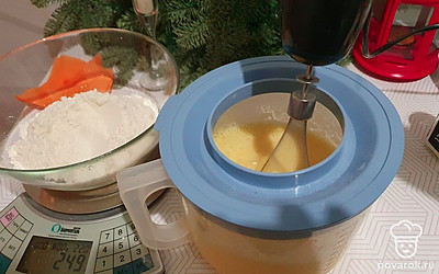 Взбейте яйца с сахарной пудрой и ванилином до пышной пены.