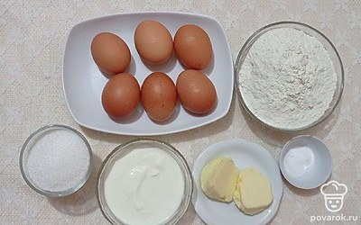 Извлеките из холодильника все продукты и обогрейте их при комнатной температуре. Муку просейте.