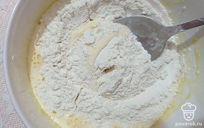 Отделите белки от желтков. Желтки взбейте с сахаром добела. Затем добавьте сметану и муку. Аккуратно перемешайте.