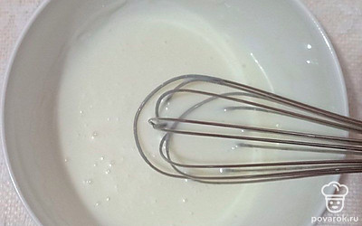 Взбейте белки до пышного состояния. Частями введите их в первую смесь и добавьте соду. Мешайте медленно лопаточкой снизу вверх.