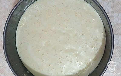 Выложите тесто в смазанную сливочным маслом форму. Выпекайте 35 минут при температуре 190 градусов.