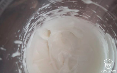 Белок куриного яйца смешать с сахаром и взбить в густую пену.