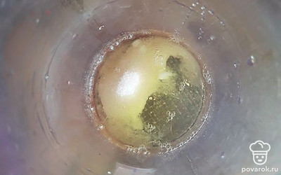 Желток смешать с сахаром.