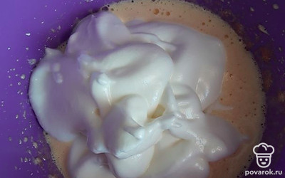 Смешать взбитый желток и белок.