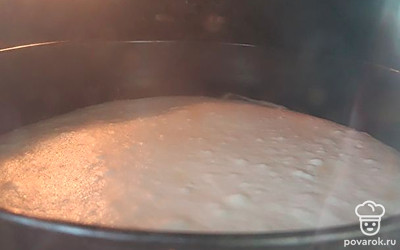 Добавить в тесто муку, вылить в форму, застеленную пергаментом, и выпекать при 190 градусах 7-10 минут.