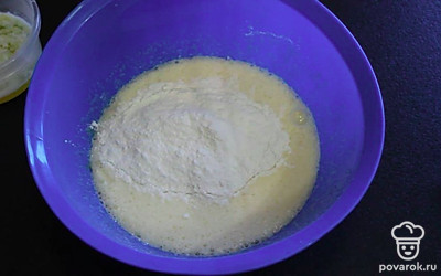 К массе добавить муку и разрыхлитель. Все взбить до однородной массы. 