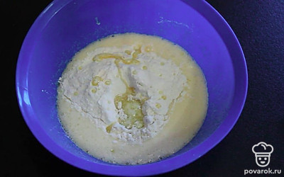 В смесь добавить растопленное сливочное масло и взбить венчиком. 