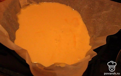 Выложить тесто на бумагу для выпечки и накрыть крышкой. Выпекать с каждой стороны по 20 минут.