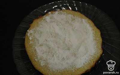 Подавать порционно, по желанию посыпать сахарной пудрой. 