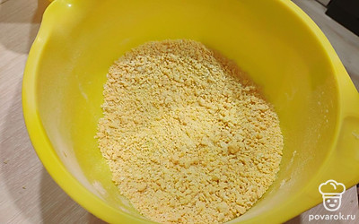 Белки отделите от желтков. К желткам добавьте сухие ингредиенты: просеянную муку, разрыхлитель и ванилин, хорошо размешайте.