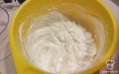 Хорошо вымойте и просушите венчики. Взбивайте белки миксером на высокой скорости до устойчивых пиков примерно 5 минут. Постепенно всыпьте сахар и мешайте еще пару минут.