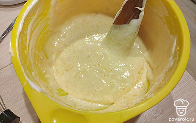 Поставьте духовку разогреваться до 180 градусов. К желтковой смеси постепенно вмешайте лопаточкой белки. Чем меньше вы будете перемешивать, тем лучше, ведь наша задача - сохранить пузырьки воздуха.