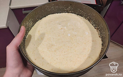 Перелейте массу в форму и поставьте в разогретую духовку на 30 минут. Не открывайте дверцу до этого времени, иначе бисквит может осесть.