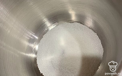 Ещё 50 г сахара всыпать в чашу миксера.