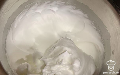 Белки с сахаром взбить в густую пену.