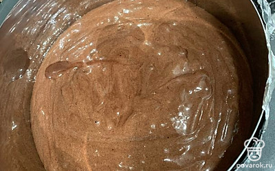 Вылить тесто в форму для запекания.