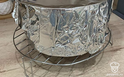 Вынуть бисквит из духовки и остудить на решетке вверх дном.