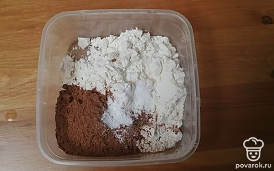 Отмеряем нужное количество муки, какао и разрыхлителя. 