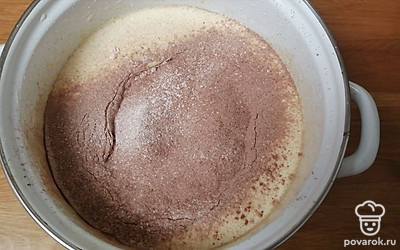 В яичную массу добавляем просеянную муку и какао. Аккуратно перемешиваем ложкой. Перекладываем тесто в форму и выпекаем 20-25 минут. 