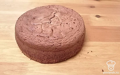 Готовый бисквит остужаем. 